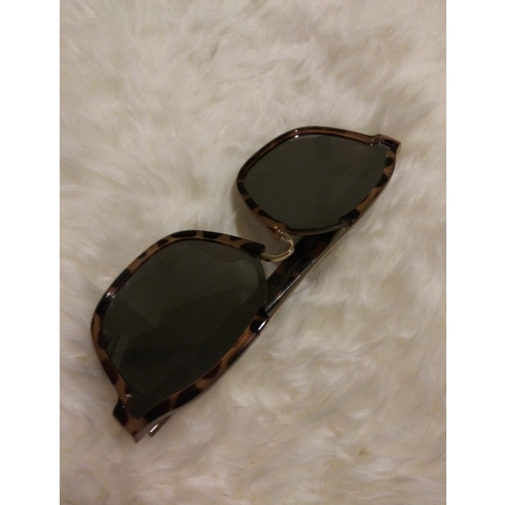 Tortoise Shell Frame Sunglasses - Picture 2 of 5